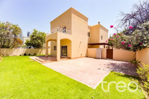 Villa en Meadows, Dubai, 4 dormitorios, 568.57 m², № 119785 - foto 1