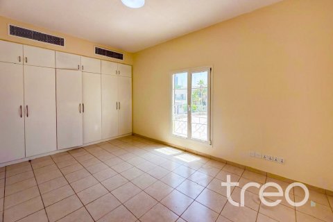 Villa en Meadows, Dubai, 4 dormitorios, 568.57 m², № 119785 - foto 6