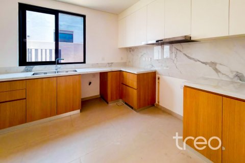 Снять в аренду таунхаус в Дубае: 4 спальни, 339.56м², № 119791 - фото 2