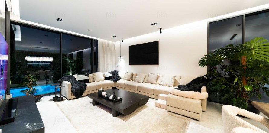 Villa in Tilal Al Ghaf, Dubai 5 bedrooms, 619 sq.m. № 94733