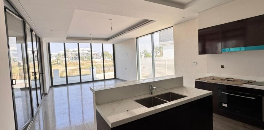 Villa in Dubai 7 bedrooms, 519 sq.m. № 114143