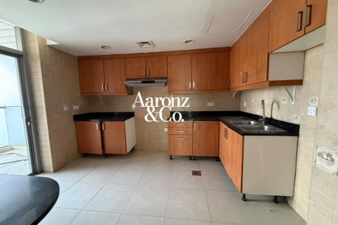 Apartment in Jumeirah Lake Towers, Dubai 5 bedrooms, 270 sq.m. № 133931 - photo 9