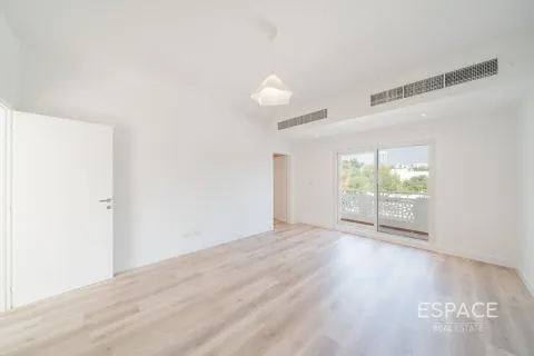 Villa in Meadows, Dubai 5 bedrooms, 575 sq.m. № 62248 - photo 7