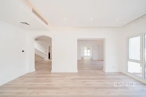 Villa in Meadows, Dubai 5 bedrooms, 575 sq.m. № 62248 - photo 6