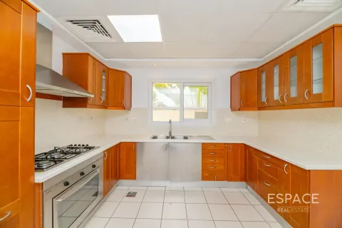 Villa in Meadows, Dubai 5 bedrooms, 575 sq.m. № 62248 - photo 4