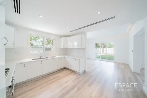 Villa in Meadows, Dubai 5 bedrooms, 575 sq.m. № 62248 - photo 4