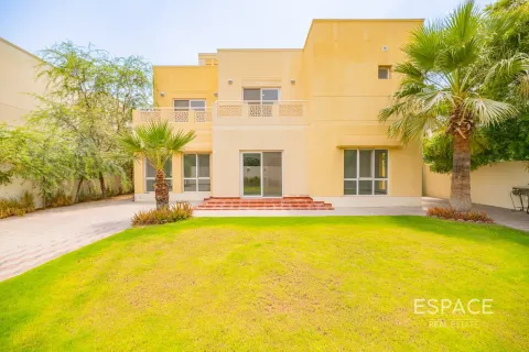 Villa in Meadows, Dubai 5 bedrooms, 575 sq.m. № 62248 - photo 1