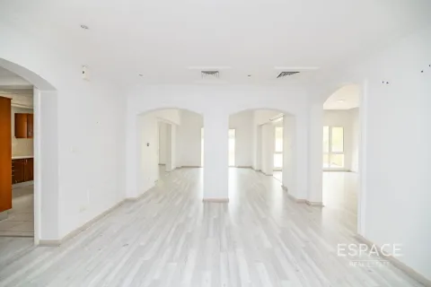 Villa in Meadows, Dubai 5 bedrooms, 575 sq.m. № 62248 - photo 3