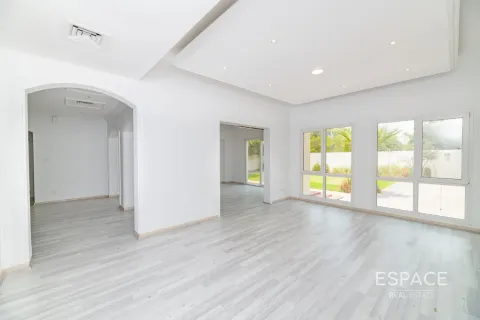 Villa in Meadows, Dubai 5 bedrooms, 575 sq.m. № 62248 - photo 2