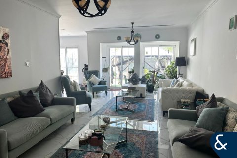 Villa in Jumeirah Village Triangle, Dubai 3 bedrooms, 289 sq.m. № 76183 - photo 1