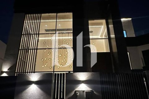 Снять в аренду виллу в Nadd Al Sheba, Дубай: 5 спален, 193м², № 56489 - фото 25