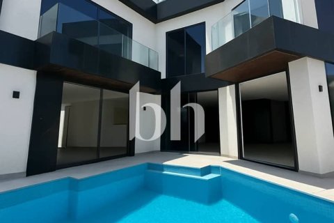 Снять в аренду виллу в Nadd Al Sheba, Дубай: 5 спален, 193м², № 56489 - фото 1