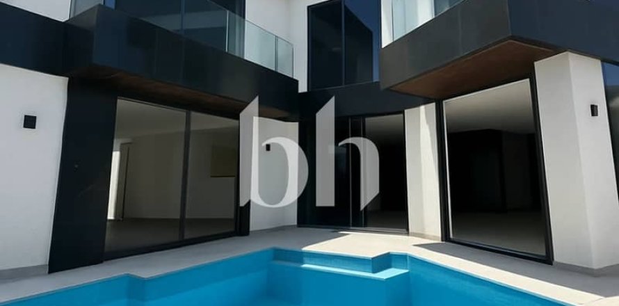 Вилла в Nadd Al Sheba, Дубай, 5 спален, 193м², № 56489