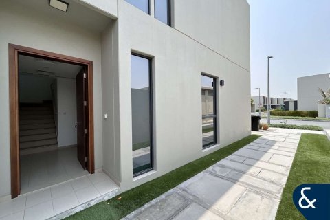 Снять в аренду виллу в Dubai Land, Дубай: 4 спальни, 252м², № 76642 - фото 2