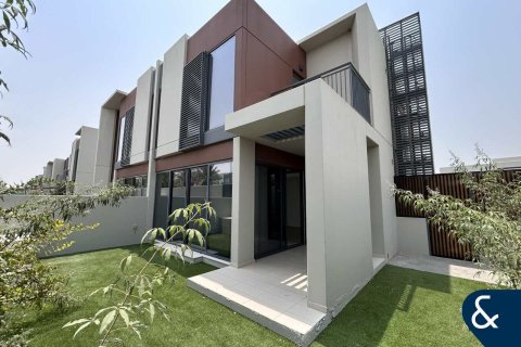 Снять в аренду виллу в Dubai Land, Дубай: 4 спальни, 252м², № 76642 - фото 1