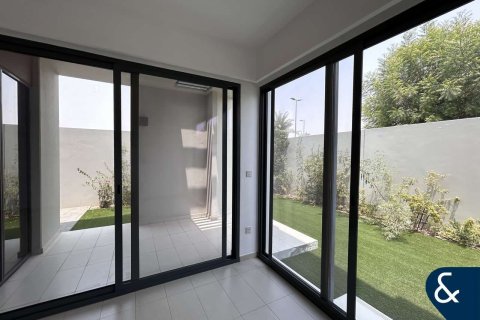 Снять в аренду виллу в Dubai Land, Дубай: 4 спальни, 252м², № 76642 - фото 4