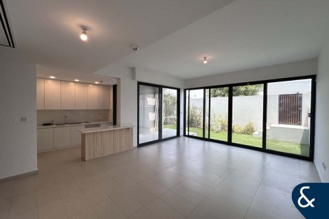 Снять в аренду виллу в Dubai Land, Дубай: 4 спальни, 252м², № 76642 - фото 3