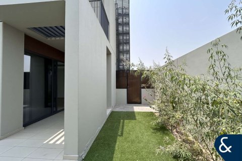 Снять в аренду виллу в Dubai Land, Дубай: 4 спальни, 252м², № 76642 - фото 7