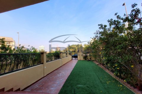 Villa en Jumeirah Village Circle, Dubai, 4 dormitorios, 390.2 m², № 7648 - foto 1