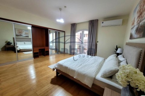Villa en Jumeirah Village Circle, Dubai, 4 dormitorios, 390.2 m², № 7648 - foto 8