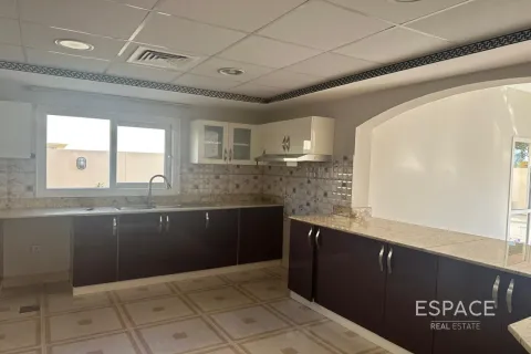 Снять в аренду виллу в Meadows 1, Meadows, Дубай: 6 спален, 457м², № 71184 - фото 10