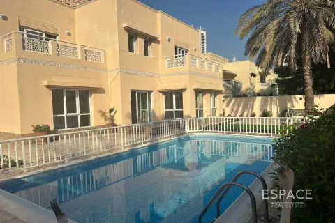 Снять в аренду виллу в Meadows 1, Meadows, Дубай: 6 спален, 457м², № 71184 - фото 1