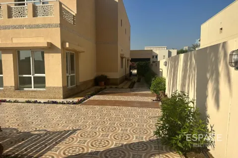 Снять в аренду виллу в Meadows 1, Meadows, Дубай: 6 спален, 457м², № 71184 - фото 3