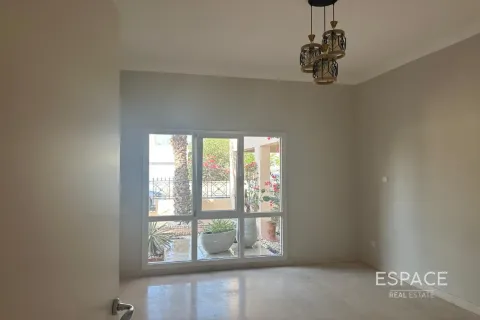 Снять в аренду виллу в Meadows 1, Meadows, Дубай: 6 спален, 457м², № 71184 - фото 7