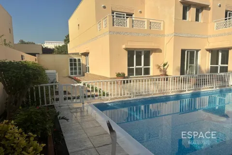 Снять в аренду виллу в Meadows 1, Meadows, Дубай: 6 спален, 457м², № 71184 - фото 2