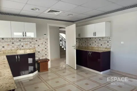 Снять в аренду виллу в Meadows 1, Meadows, Дубай: 6 спален, 457м², № 71184 - фото 12