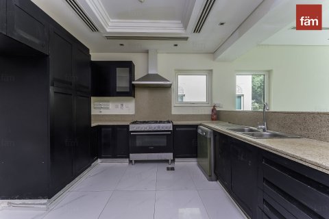 Снять в аренду виллу в Al Furjan, Дубай: 4 спальни, 600м², № 47671 - фото 11