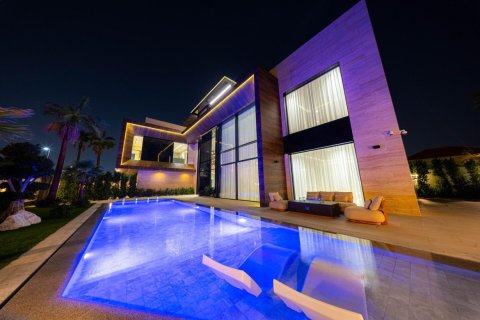 Villa en Jumeirah, Dubai, 6 dormitorios, 1263.76 m², № 133905 - foto 3