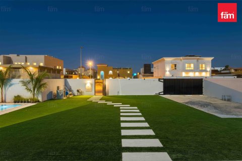 Villa in Al Barsha, Dubai 5 bedrooms, 1254.5 sq.m. № 76915 - photo 25