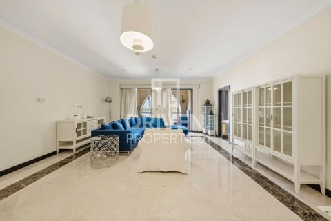 Duplex in Rimal, Jumeirah Beach Residence, Dubai 4 bedrooms, 389.36 sq.m. № 135956 - photo 17