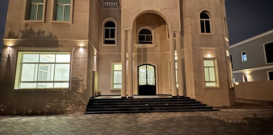 Villa in Al Aweer, Dubai 5 bedrooms, 577.9 sq.m. № 23576