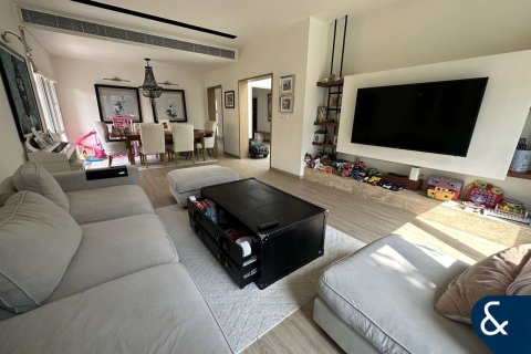 Villa in Meadows, Dubai 4 bedrooms, 589 sq.m. № 76089 - photo 6