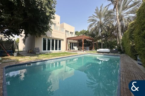 Villa in Meadows, Dubai 4 bedrooms, 589 sq.m. № 76089 - photo 1