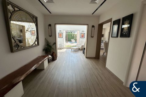 Villa in Meadows, Dubai 4 bedrooms, 589 sq.m. № 76089 - photo 2