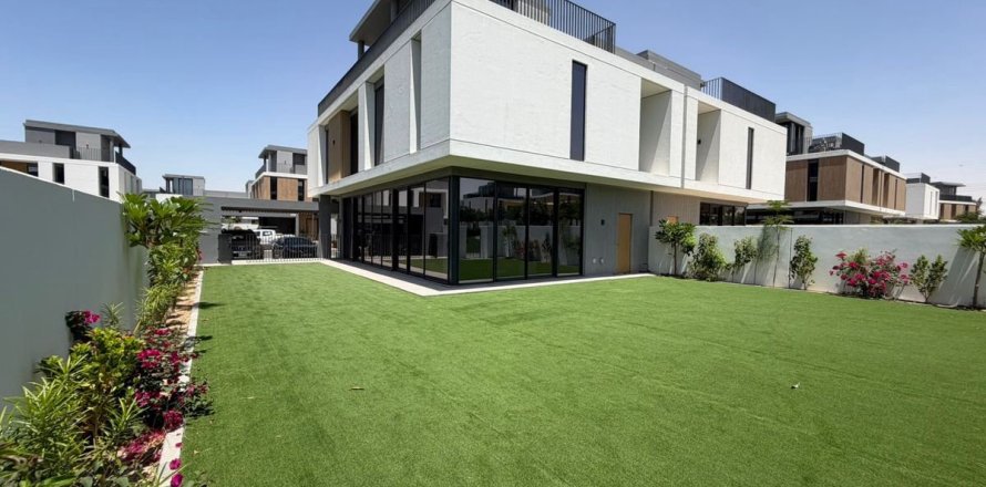 Villa in Dubai 5 bedrooms, 420 sq.m. № 109380