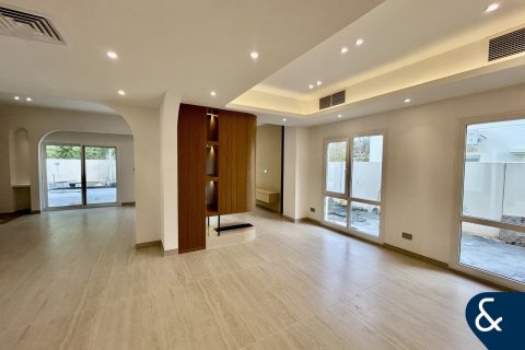 Купить виллу в Meadows, Дубай: 3 спальни, 320м², № 78799 - фото 6