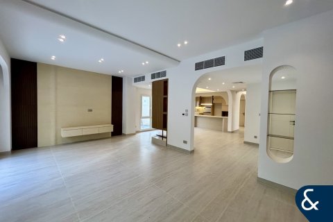 Купить виллу в Meadows, Дубай: 3 спальни, 320м², № 78799 - фото 5