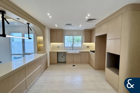 Купить виллу в Meadows, Дубай: 3 спальни, 320м², № 78799 - фото 7