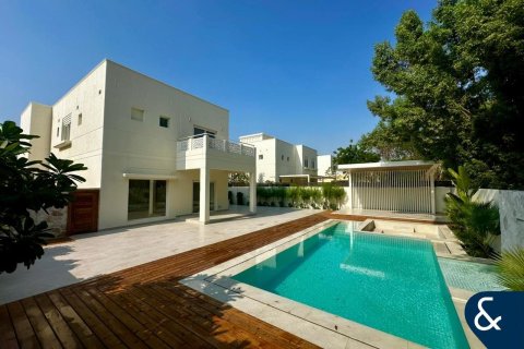 Купить виллу в Meadows, Дубай: 3 спальни, 320м², № 78799 - фото 1