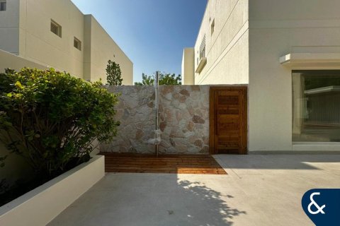 Купить виллу в Meadows, Дубай: 3 спальни, 320м², № 78799 - фото 3