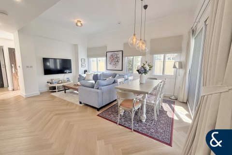 Купить виллу в Dubai Land, Дубай: 3 спальни, 213м², № 78797 - фото 1