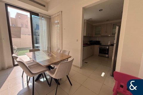 Купить виллу в Дубае: 3 спальни, 208м², № 78798 - фото 5