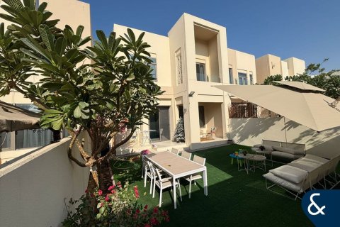 Купить виллу в Дубае: 3 спальни, 208м², № 78798 - фото 1