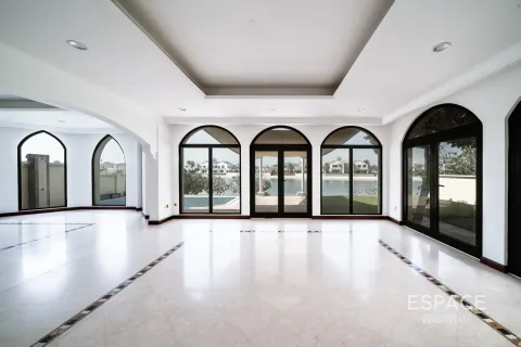 Villa in Palm Jumeirah, Dubai 4 bedrooms, 465 sq.m. № 122499 - photo 2
