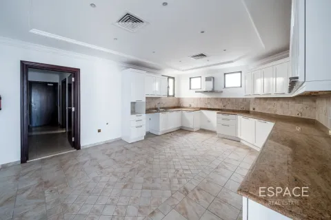 Villa in Palm Jumeirah, Dubai 4 bedrooms, 465 sq.m. № 122499 - photo 9
