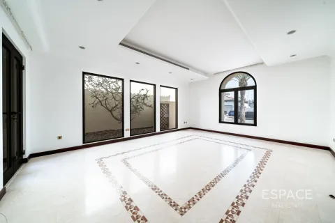 Villa in Palm Jumeirah, Dubai 4 bedrooms, 465 sq.m. № 122499 - photo 8